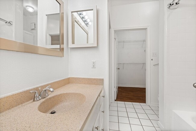 Building Photo - BEST 2 BEDROOM - PRIVATE YARD - PRIVATE GA...