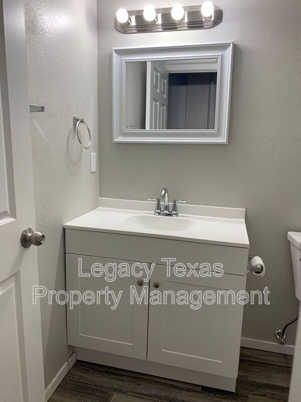 Building Photo - 1410 Courtney Pl