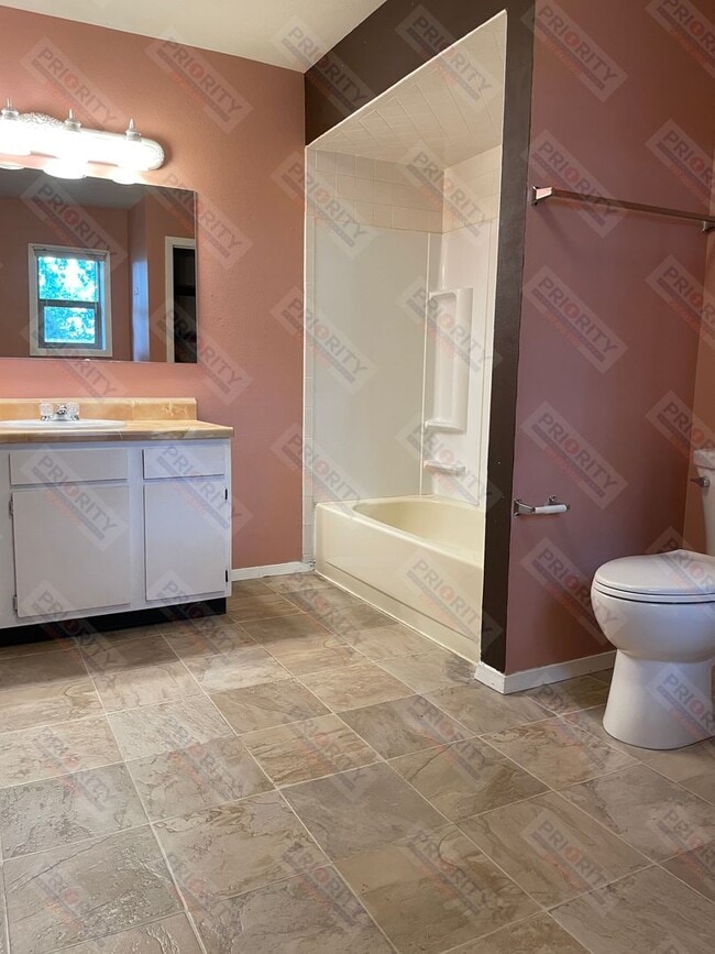 Building Photo - 3 bedroom, 1.5 bath townhome