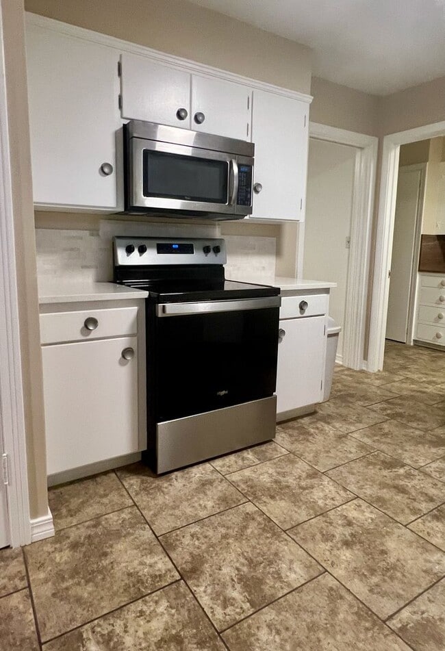 Building Photo - 1404 Melrose Dr