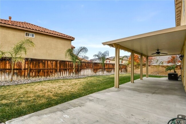 Building Photo - Spacious San Jacinto Home!