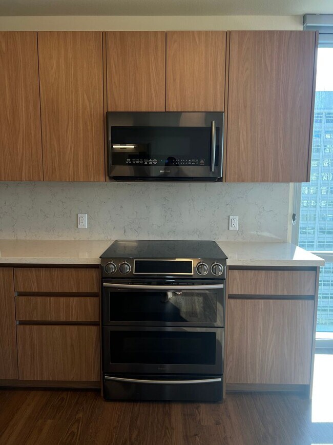 Building Photo - ** 2 BEDROOM 2 BATH** 2 covered PARKING, O...
