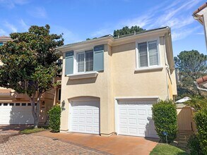 Building Photo - Spacious 3BR/2.5BA Home with Gated Communi...