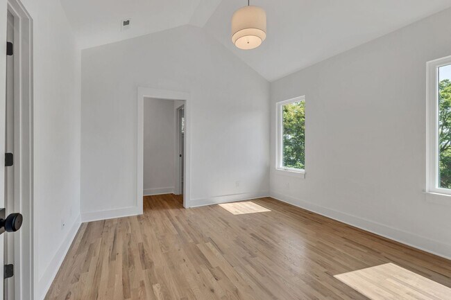 Building Photo - 5917 Robertson Ave