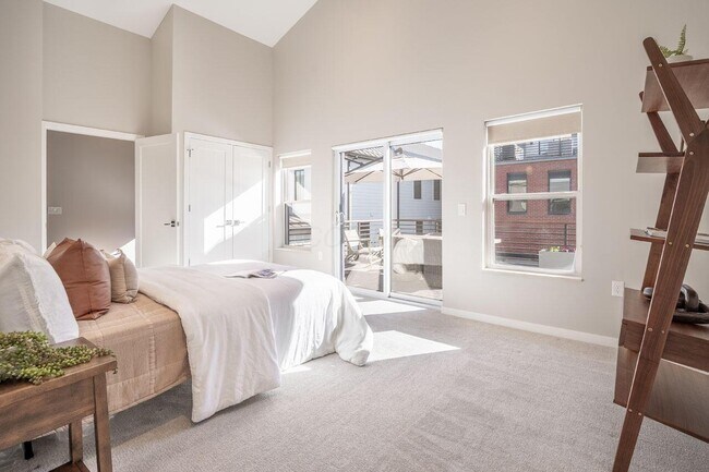 Building Photo - 598 Lathrop St