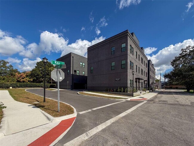 Building Photo - 1302 E Kay St