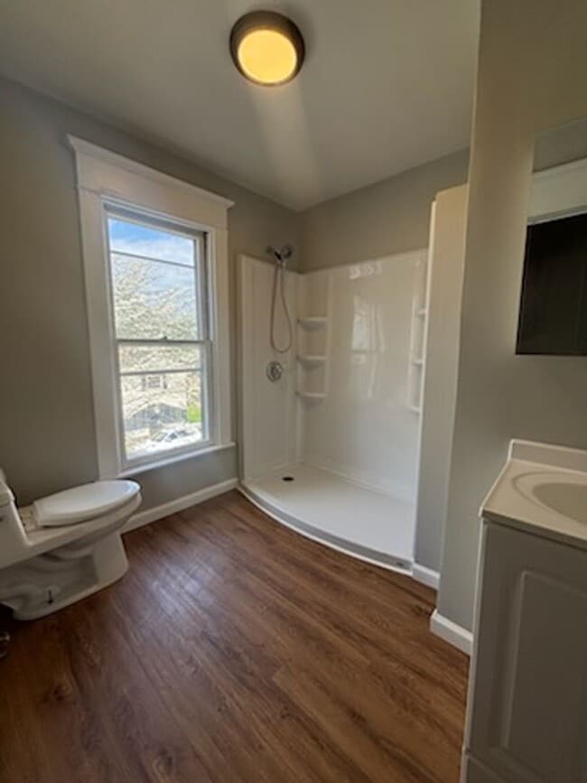 Building Photo - 515 Wallis Ave