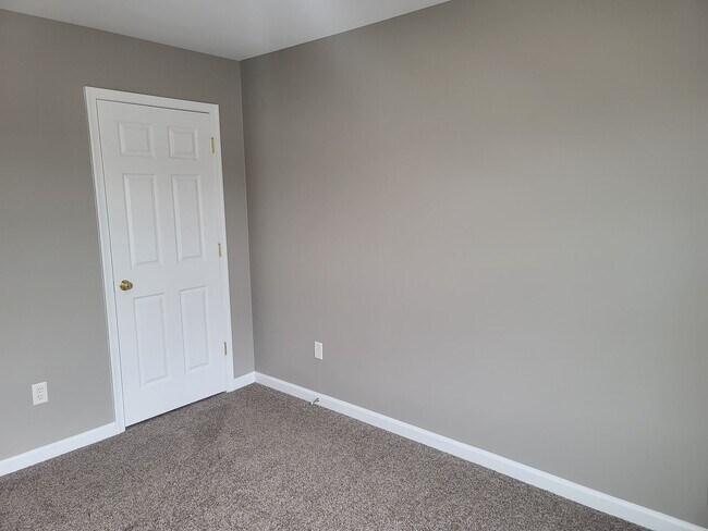 Building Photo - 3 Bed 2.5 Bath Townhome Ready for You in W...