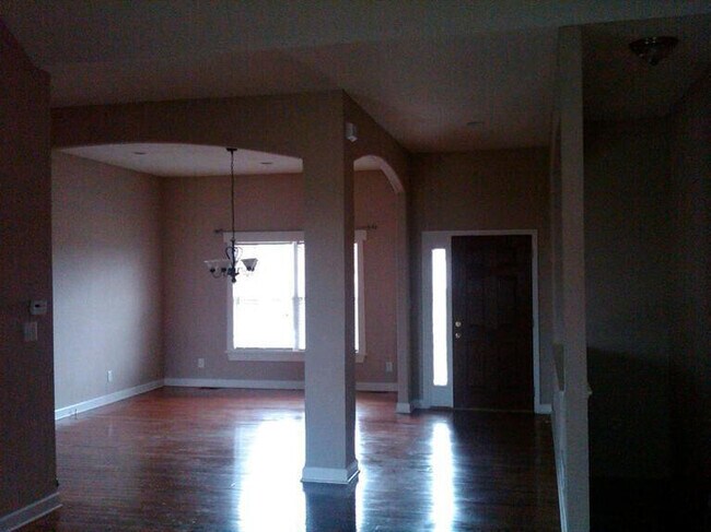 Building Photo - 2060 Rose Bay Rd