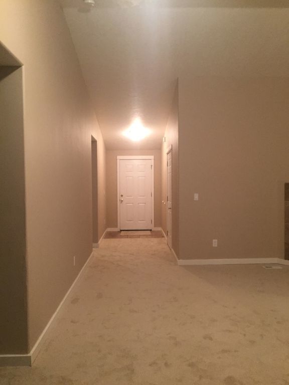 Building Photo - 3 bed/2 bath in Clover Ridge with AC, fenc...