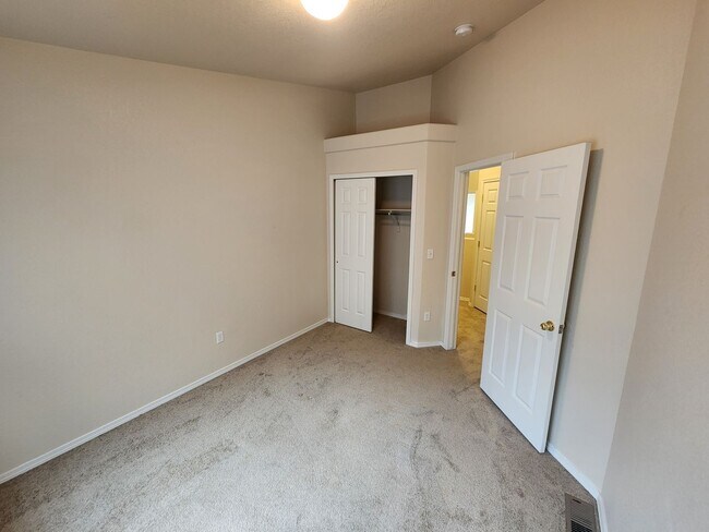 Building Photo - 3 Bedroom Townhome in Gated Community