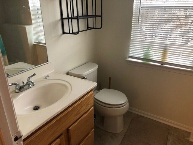 Building Photo - 3-bed 2.5-bath End-Unit Townhouse in desirable Piney Orchard Community