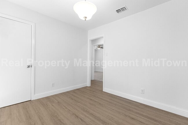 Building Photo - 512 Livingston Dr