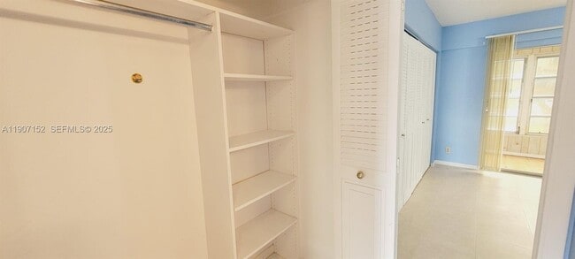 Building Photo - 534 Mansfield M