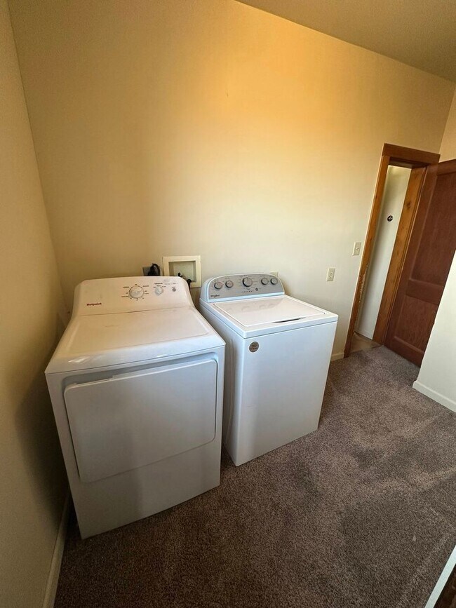 Building Photo - 319 S 8th St