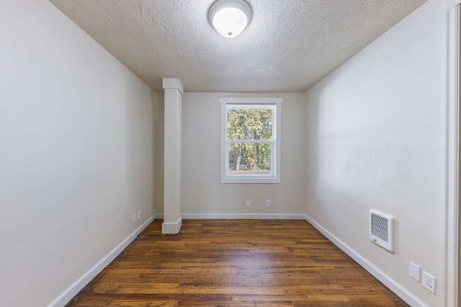 Building Photo - Updated 3 bedroom duplex