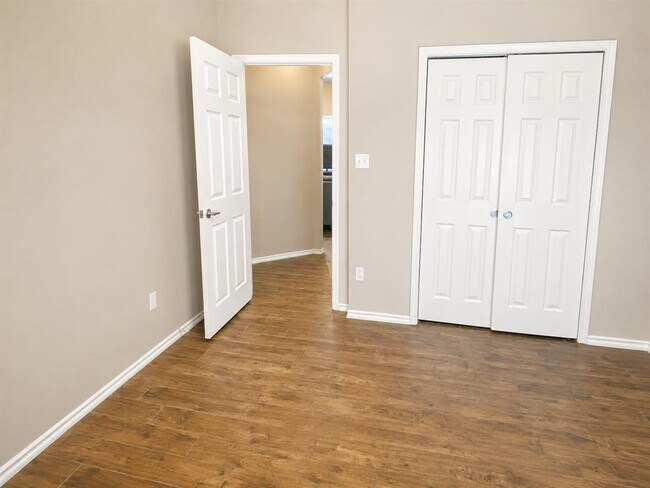 Building Photo - 305 Dark Horse Ln