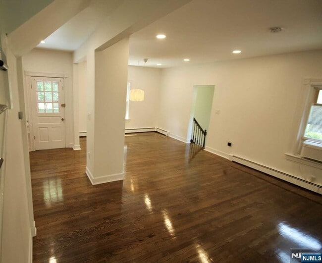 Building Photo - 6 Cottage Pl