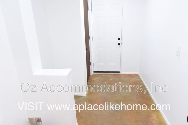 Building Photo - 4011 S Minnie St