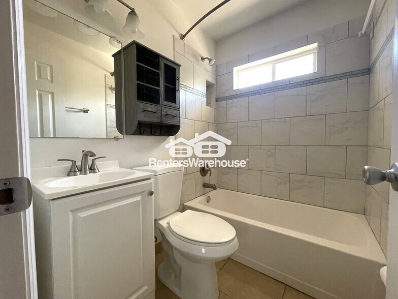 Building Photo - 1505 Beach Dr SE