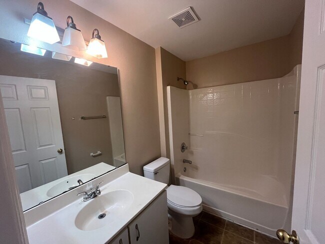 Building Photo - 204 Canterbury Ct