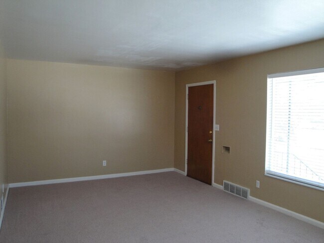 Building Photo - 3 Bedroom Home Near Sugarhouse!
