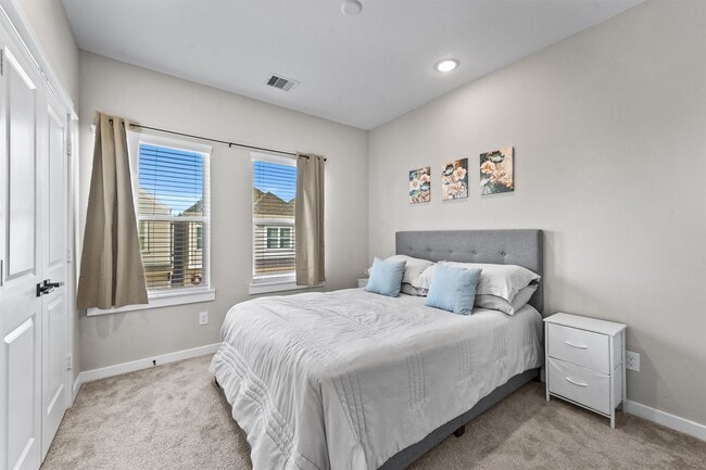 Building Photo - 6704 Parker Grv Ln