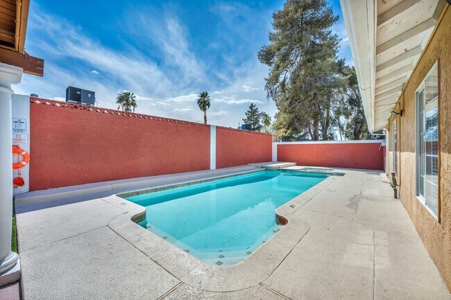 Building Photo - 3 Bed FULLY FURNISHED Pool Home