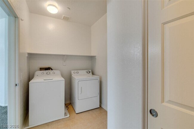 Building Photo - 6868 Sky Pointe Dr