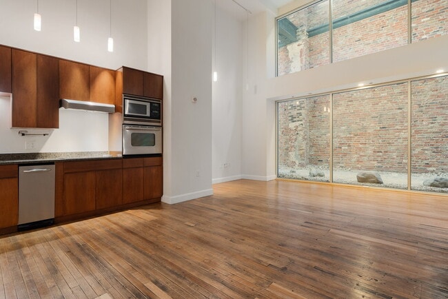 Building Photo - 106 N High St