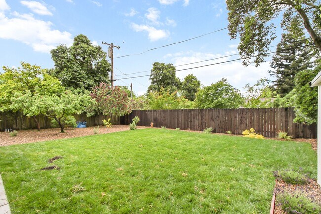 Building Photo - Central Davis 3/2 Mid Modern