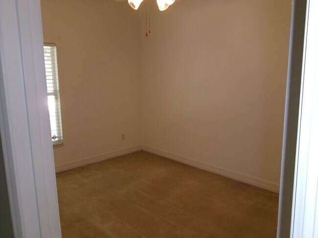 Building Photo - 12415 Lake Valley Dr