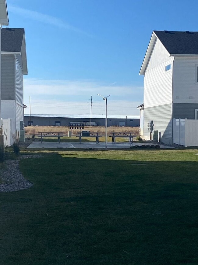 Building Photo - Huckleberry Townhomes