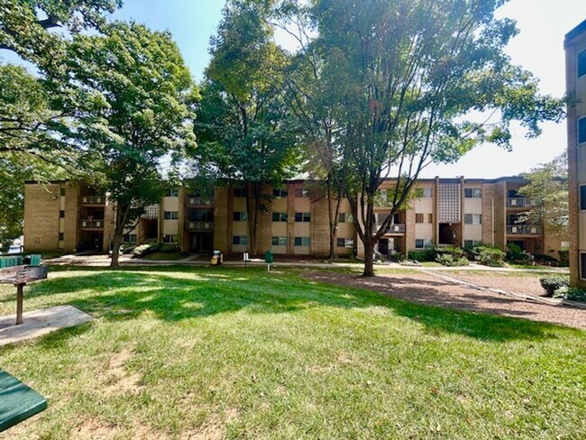 Building Photo - Cozy Oasis in Rockville!