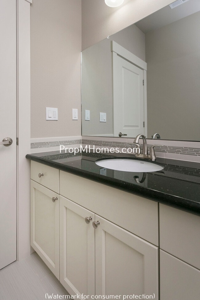 Building Photo - Stunning Craftsmanship In this Three Bedroom Townhome In Damascus!