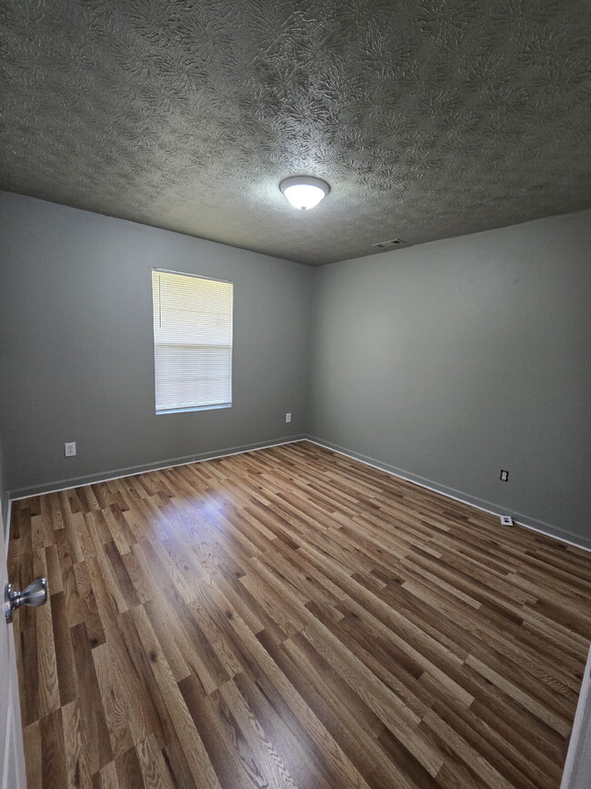 Building Photo - "Charming 4-Bed, 3-Bath Home with 1,500 Sq...