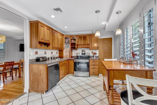 Building Photo - E370 E Main St