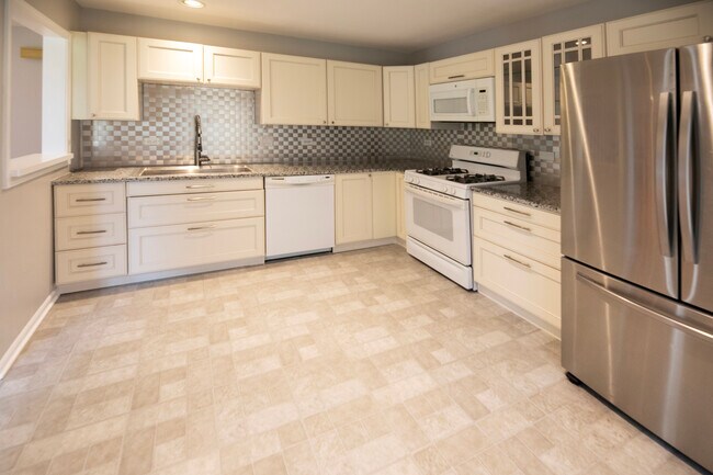 Building Photo - 329 Redwing Dr
