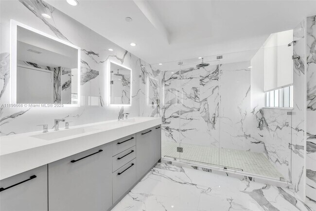 Building Photo - 1331 Brickell Bay Dr