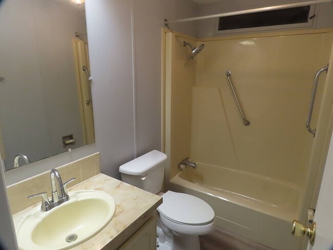 Building Photo - 1061 Quail Dr
