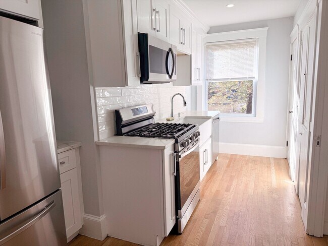 Building Photo - 39 Pond St