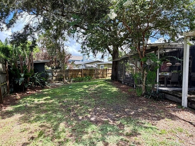 Building Photo - 1227 Country Club Dr