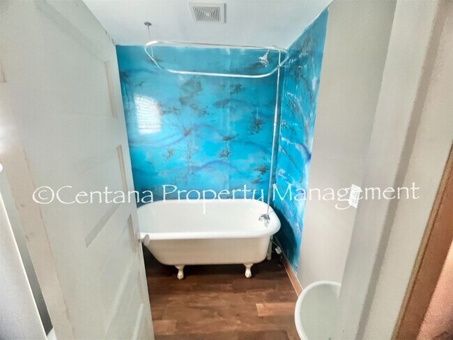 Building Photo - 611 E 6th St