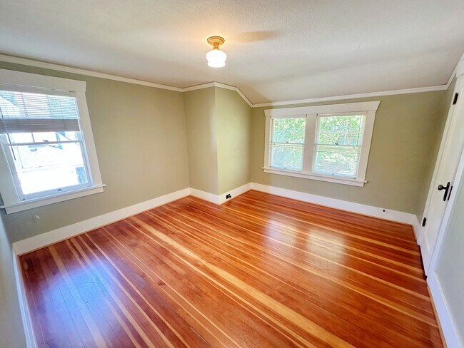 Building Photo - Stunning 3 Bedroom with Fully Fenced Yard ...