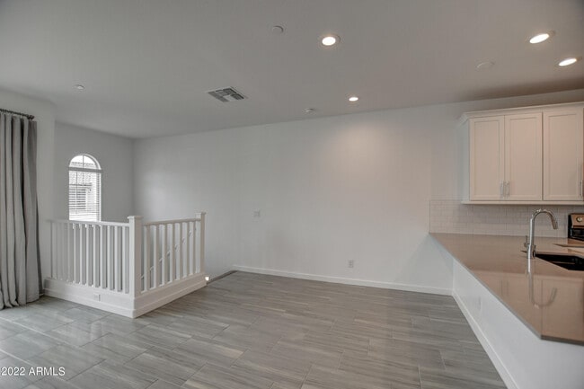 Building Photo - 4655 S Vapor