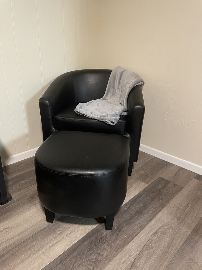 Building Photo - 380 S Wagon Wheel Dr