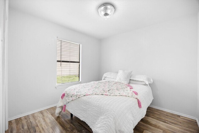 Building Photo - 2209 Stirrup Dr