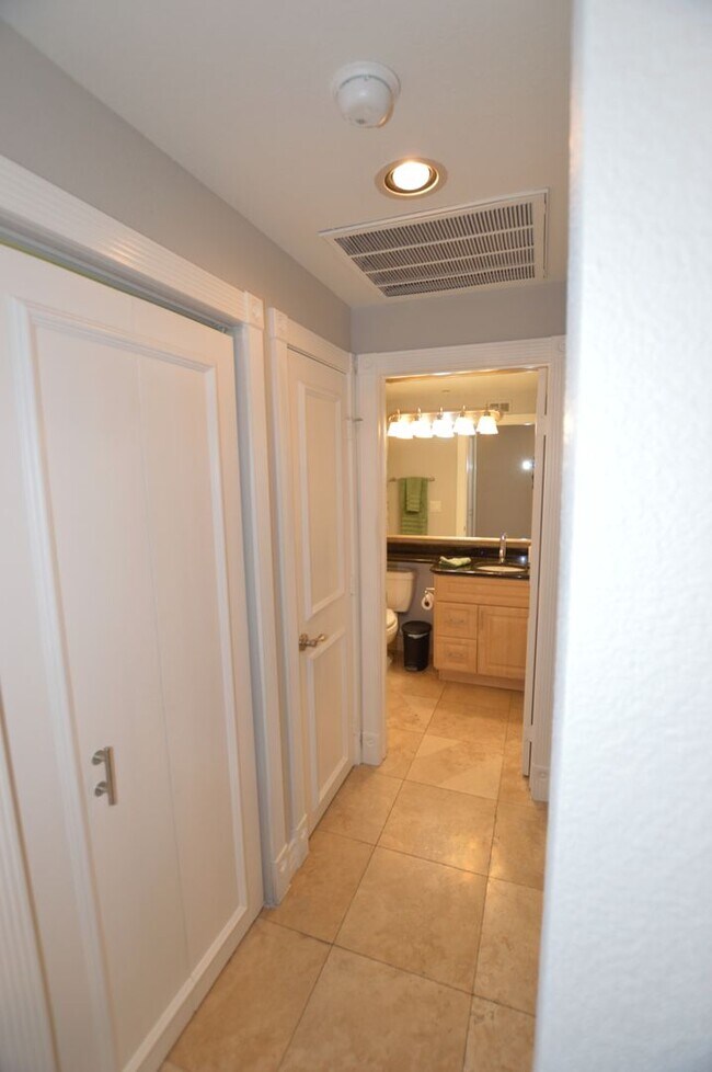 Building Photo - Meridian Furnished 2 Bd / 2 Ba Luxury Condo, Newly Renovated