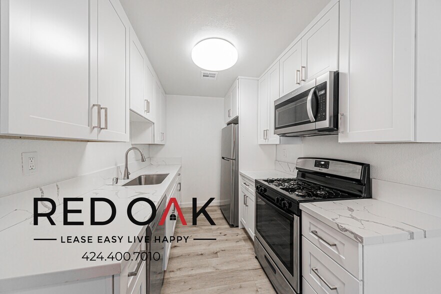 Building Photo - 15050 Moorpark St