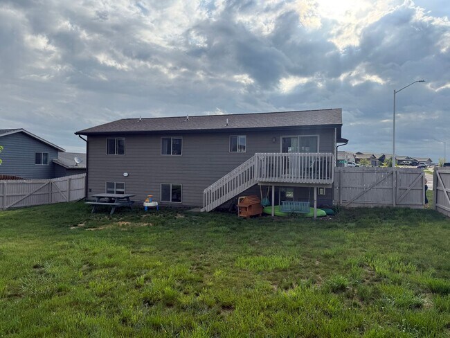 Building Photo - ~ APPLICATIONS PENDING ~ 4 Bedroom, 3 Bath...